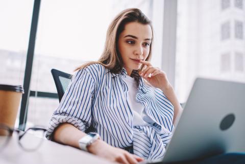 Jeune femme se renseigne sur les salaires perçus par les agents immo