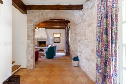 Belle maison familiale, avec briques claires et poutres apparentes. 