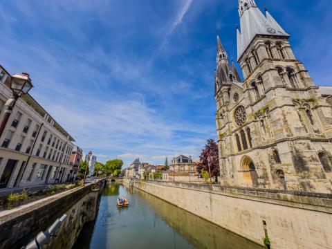 Ville de Châlons-en-Champagne et sa cathédrale.