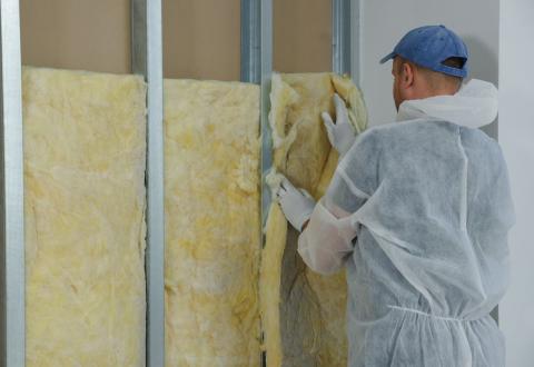 Pour bénéficier des aides à la rénovation, l’isolation de votre maison doit être réalisée par un artisan RGE. © Liudmila Chernetska – Getty Images