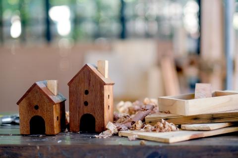 Petits nichoirs en bois faits à la main