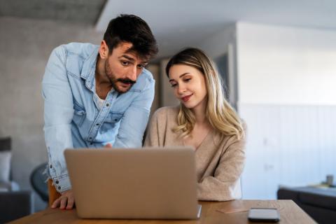 couple s'informe sur internet sur le paiement de la taxe foncière