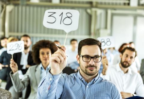 Acheter son logement aux enchères permet de faire de bonnes affaires. © skynesher - Getty Images