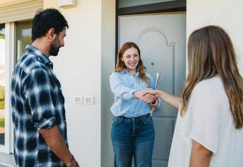 Choisir de vendre seul ou avec une agence : l’une des étapes clés de la vente de votre maison. © FilippoBacci - Getty Images