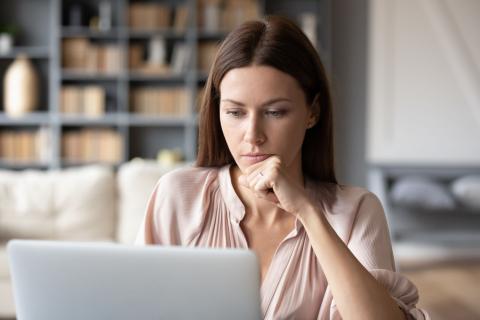 femme se renseigne sur les obligations d'un proprio bailleur sur son ordinateur 