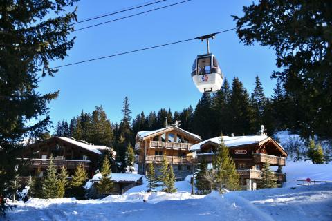 Vue sur une station de montagne en altitude