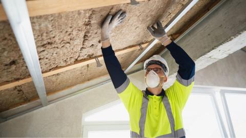 L'isolation de la toiture fait partie des travaux éligibles à MaPrimeRénov' 2026 dans le parcours par geste et les rénovations d'ampleur. © SrdjanPav - Getty images