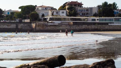 Retraitées marchant sur la Plage de Pontaillac, à Royan