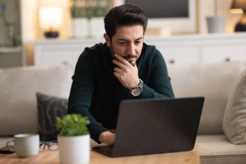 Homme découvre le bilan locatif de 2026 sur son ordinateur