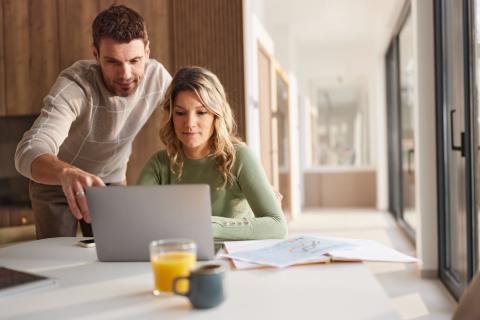 Couple cherche sur internet les travaux de rénovation à réaliser pour vendre