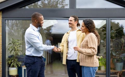 Avant même de proposer un bien, votre rôle consiste à identifier précisément les attentes du client. © Getty Images