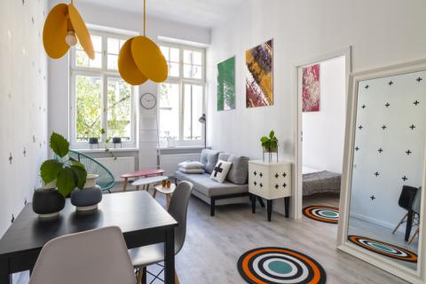 Petit appartement ludique avec ses suspensions jaune ocre.