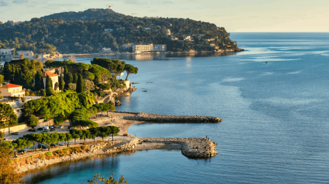 Avec ses 18 047 €/m², Saint-Jean-Cap-Ferrat est la station balnéaire la plus chère de France, et permet d'acheter une douzaine de m² pour 250 000 €. © JMLPYT - Getty images