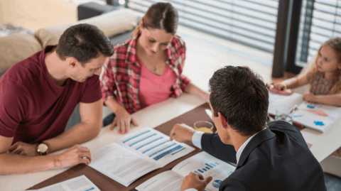 La décision de la banque de financer votre projet d'investissement locatif repose sur un ensemble de critères, pas uniquement sur vos revenus ou votre apport. © Tashi-Delek - Getty images