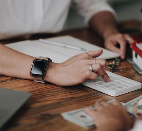 Un propriétaire rend une caution pour une location d'appartement
