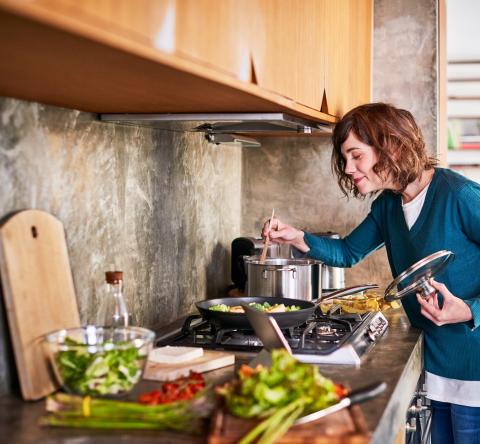 Une femme faisant la cuisine