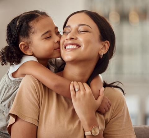 Une maman et sa petite fille dans le salon. 