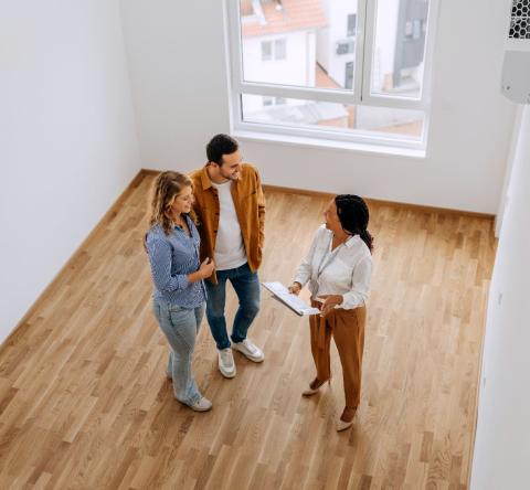 couple visite un appartement vide 