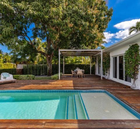 Vue sur maison avec pergola, terrasse et piscine