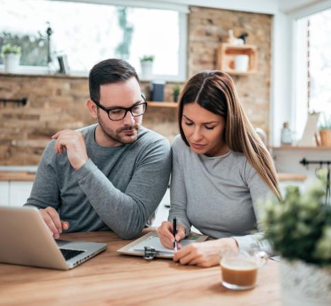 couple prend des notes pour réussir sa location meublée