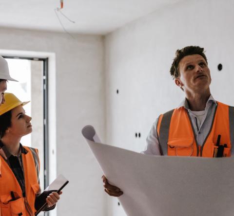 Groupe d'experts vérifiant les travaux de rénovation énergétique