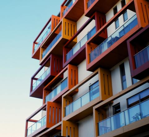 Immeuble moderne avec ses espaces extérieurs 