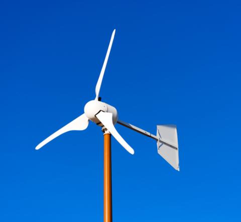 Petite éolienne et ciel bleu