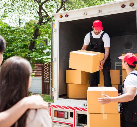 Des déménageurs remplissent un camion