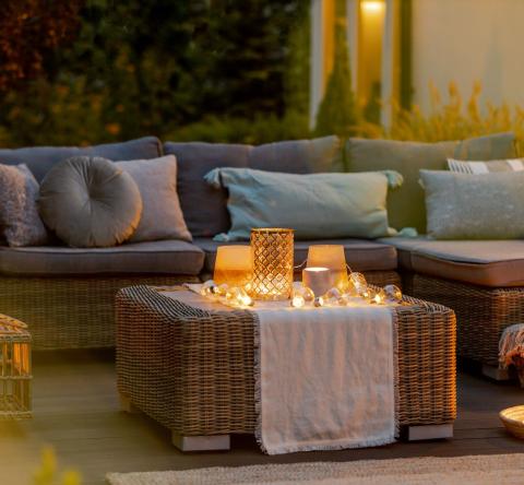terrasse avec salon illuminé