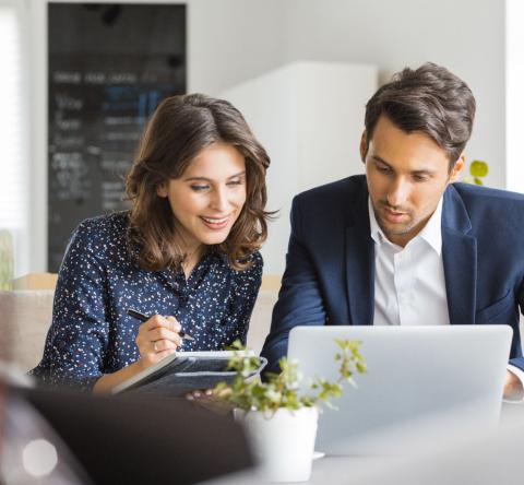 couple d'agents immobiliers travaillent à un bureau