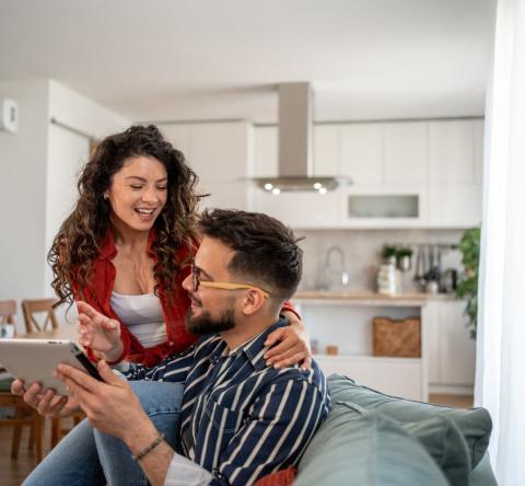 couple regarde s'il peut vendre son logement plus cher parce qu'il a la clim