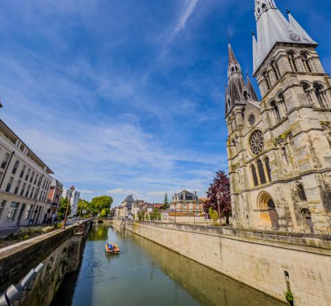 Ville de Châlons-en-Champagne et sa cathédrale.