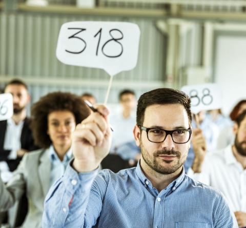 Acheter son logement aux enchères permet de faire de bonnes affaires. © skynesher - Getty Images