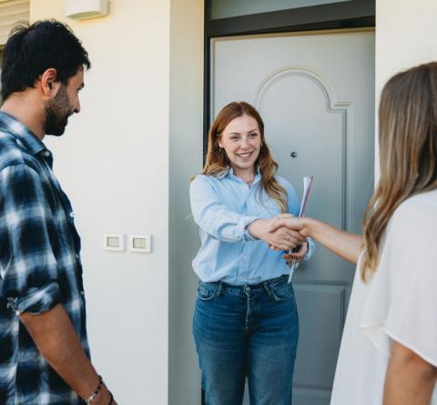 Choisir de vendre seul ou avec une agence : l’une des étapes clés de la vente de votre maison. © FilippoBacci - Getty Images