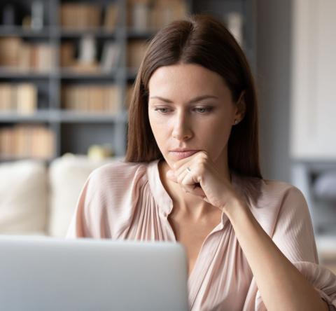 femme se renseigne sur les obligations d'un proprio bailleur sur son ordinateur 