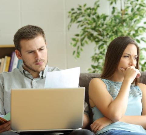 couple séparé sur canapé se renseigne sur les modalités de partage de la vente de la maison et des biens 