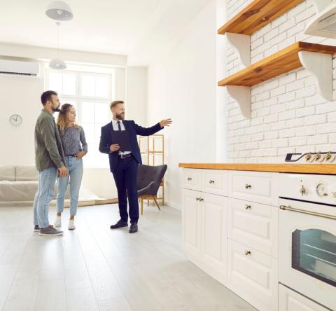 N’oubliez pas que votre crédibilité se joue dès les premiers échanges lors d'une visite immobilière.©️Getty Images