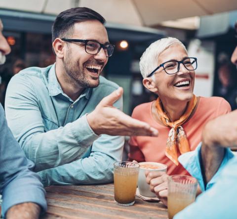 Plusieurs générations en terrasse pour un verre et une bonne blague. 