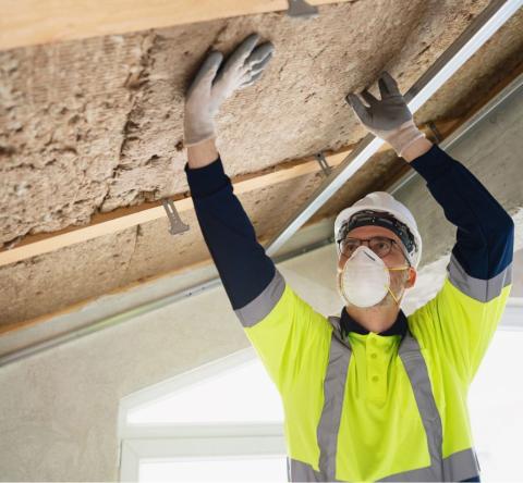 L'isolation de la toiture fait partie des travaux éligibles à MaPrimeRénov' 2026 dans le parcours par geste et les rénovations d'ampleur. © SrdjanPav - Getty images