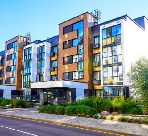 Immeubles en enfilade et ciel bleu. 