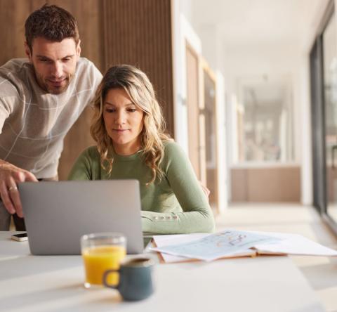 Couple cherche sur internet les travaux de rénovation à réaliser pour vendre