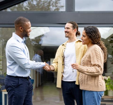 Avant même de proposer un bien, votre rôle consiste à identifier précisément les attentes du client. © Getty Images