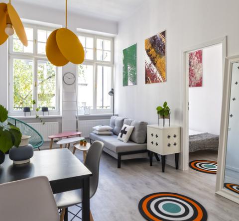 Petit appartement ludique avec ses suspensions jaune ocre.