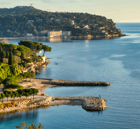 Avec ses 18 047 €/m², Saint-Jean-Cap-Ferrat est la station balnéaire la plus chère de France, et permet d'acheter une douzaine de m² pour 250 000 €. © JMLPYT - Getty images