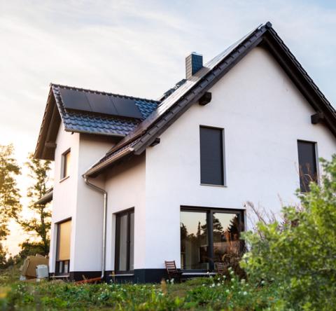 Maison neuve blanche avec toit en ardoise. 