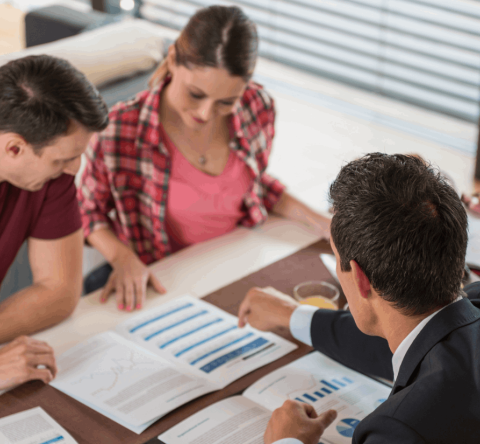 La décision de la banque de financer votre projet d'investissement locatif repose sur un ensemble de critères, pas uniquement sur vos revenus ou votre apport. © Tashi-Delek - Getty images